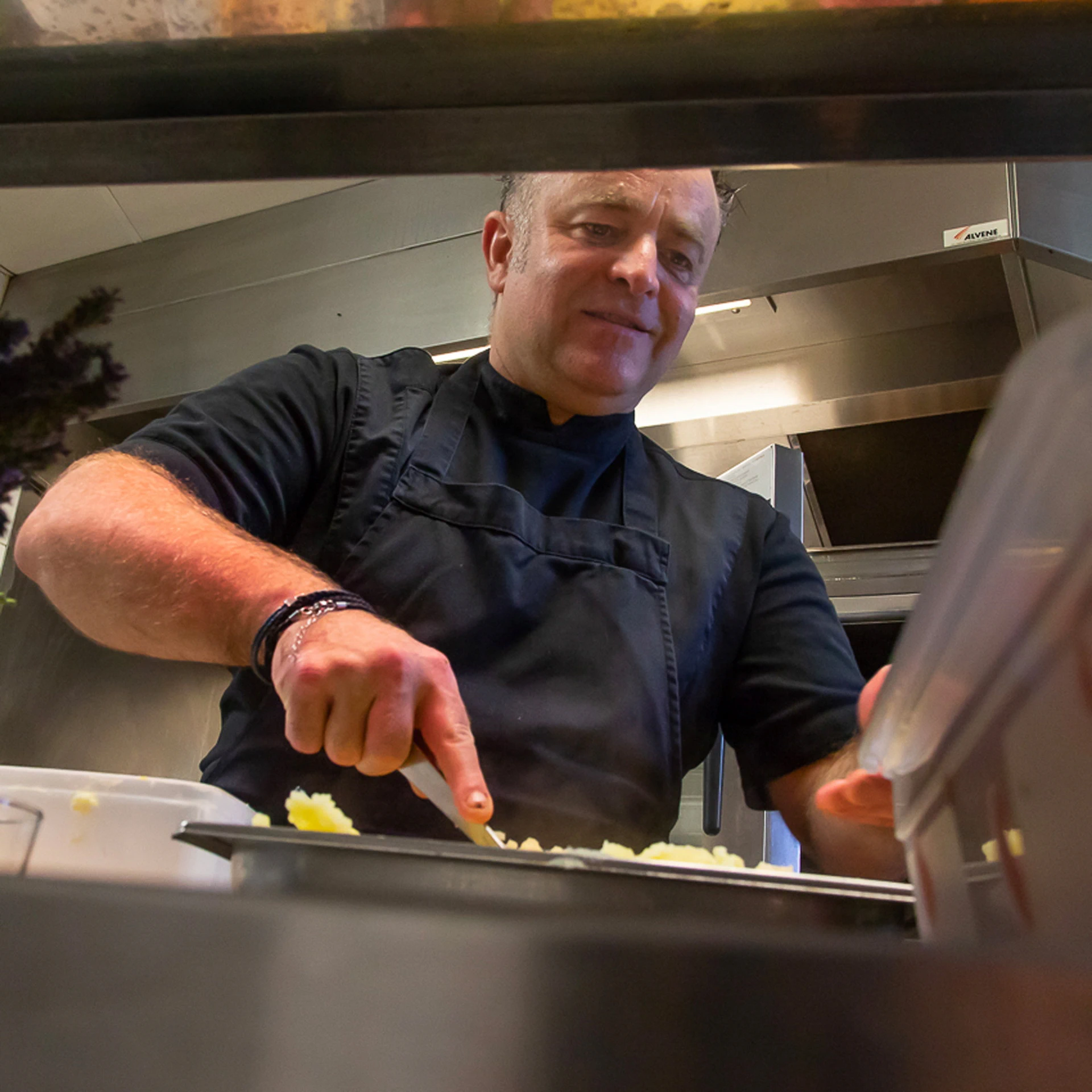 Marc Cordy en train de dresser une assiette gastronomique