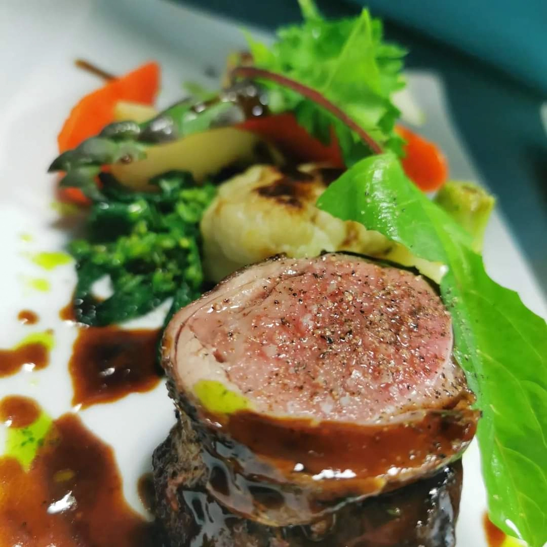 Filet de bœuf avec purée d'olives noires, création culinaire par Marc Cordy