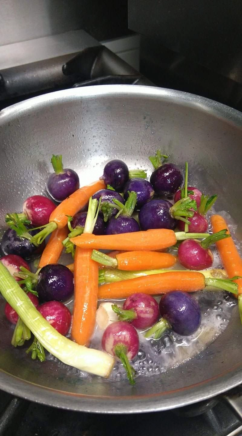 Entrée gastronomique aux asperges et fleurs comestibles