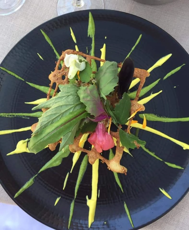 Entrée gastronomique aux asperges et fleurs comestibles