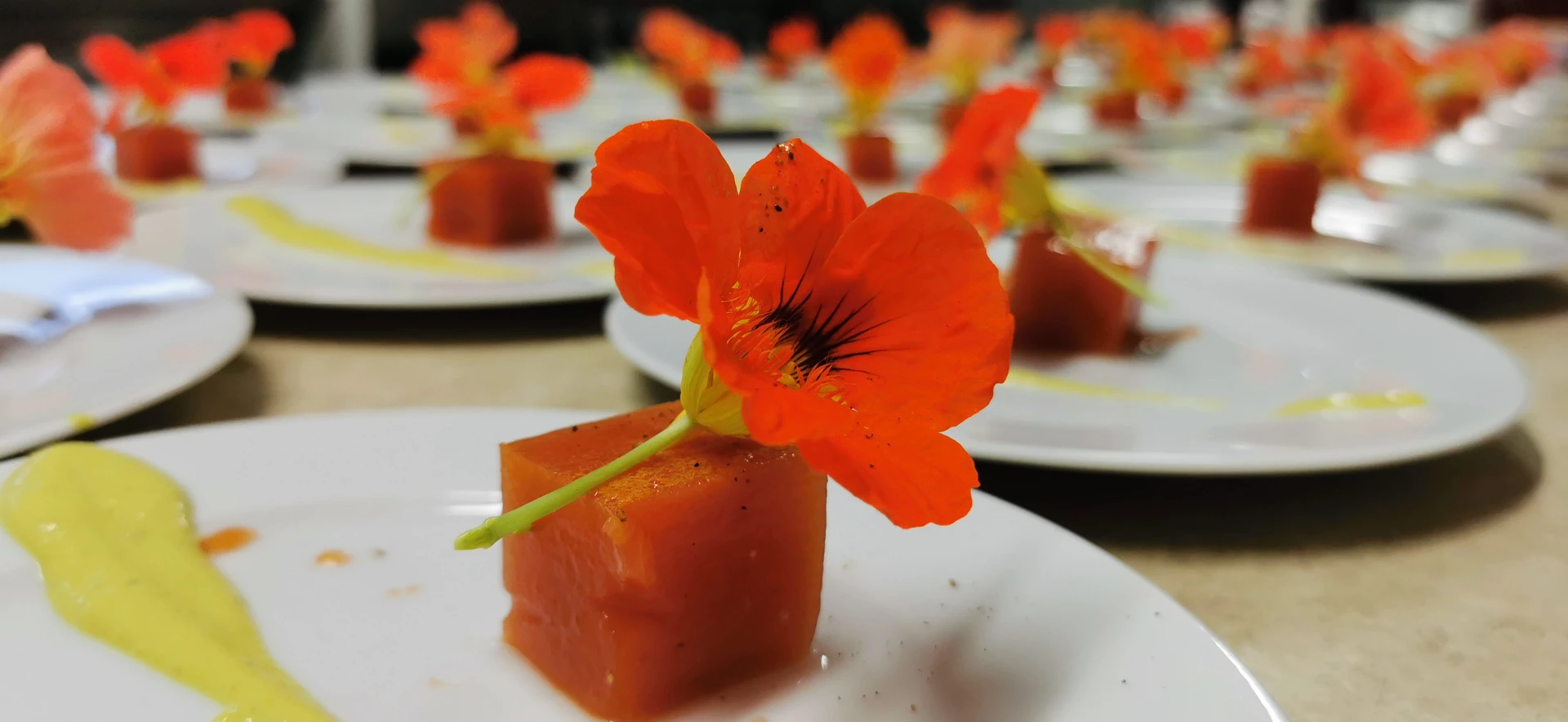 Entrée gastronomique aux asperges et fleurs comestibles
