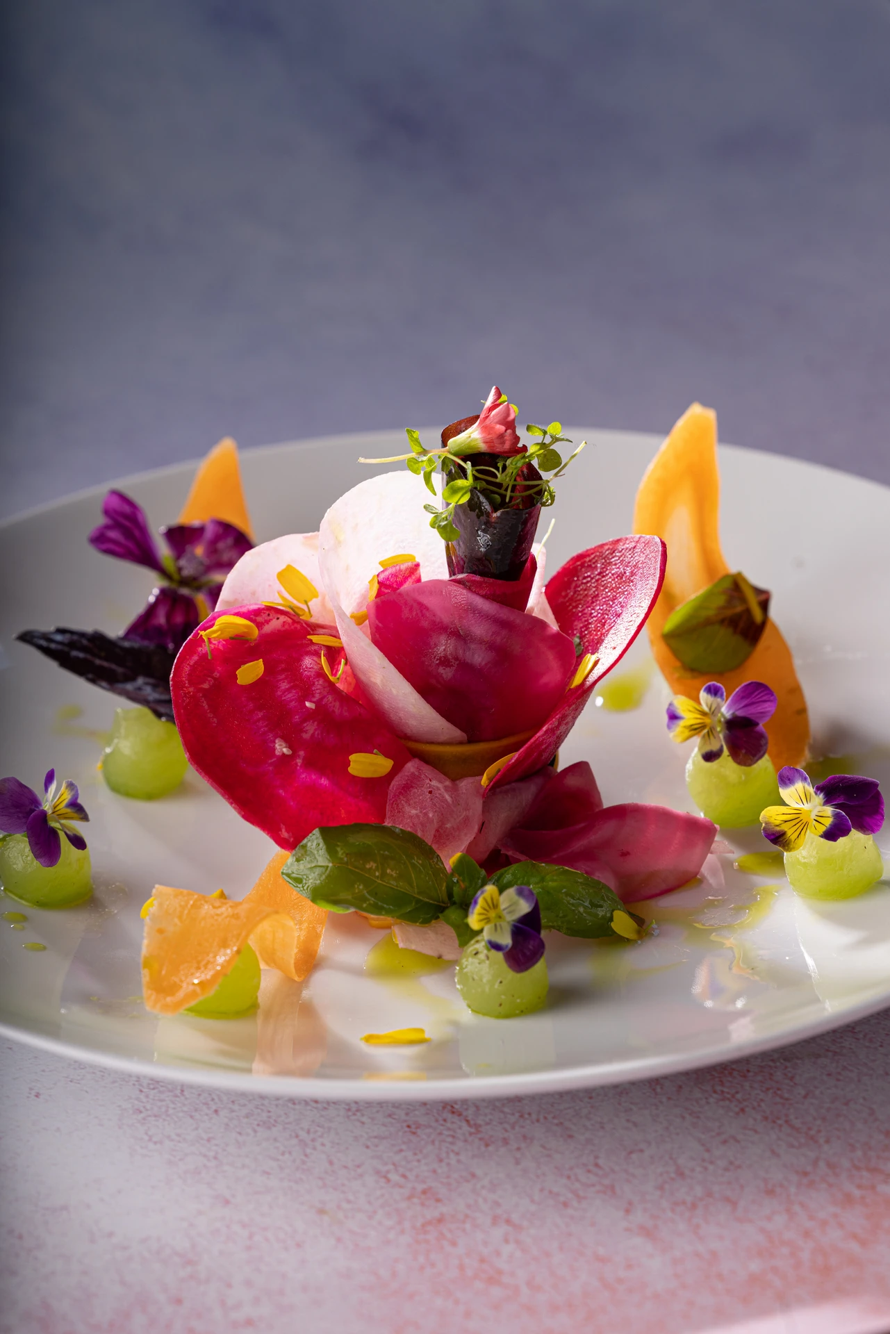 Entrée gastronomique aux asperges et fleurs comestibles