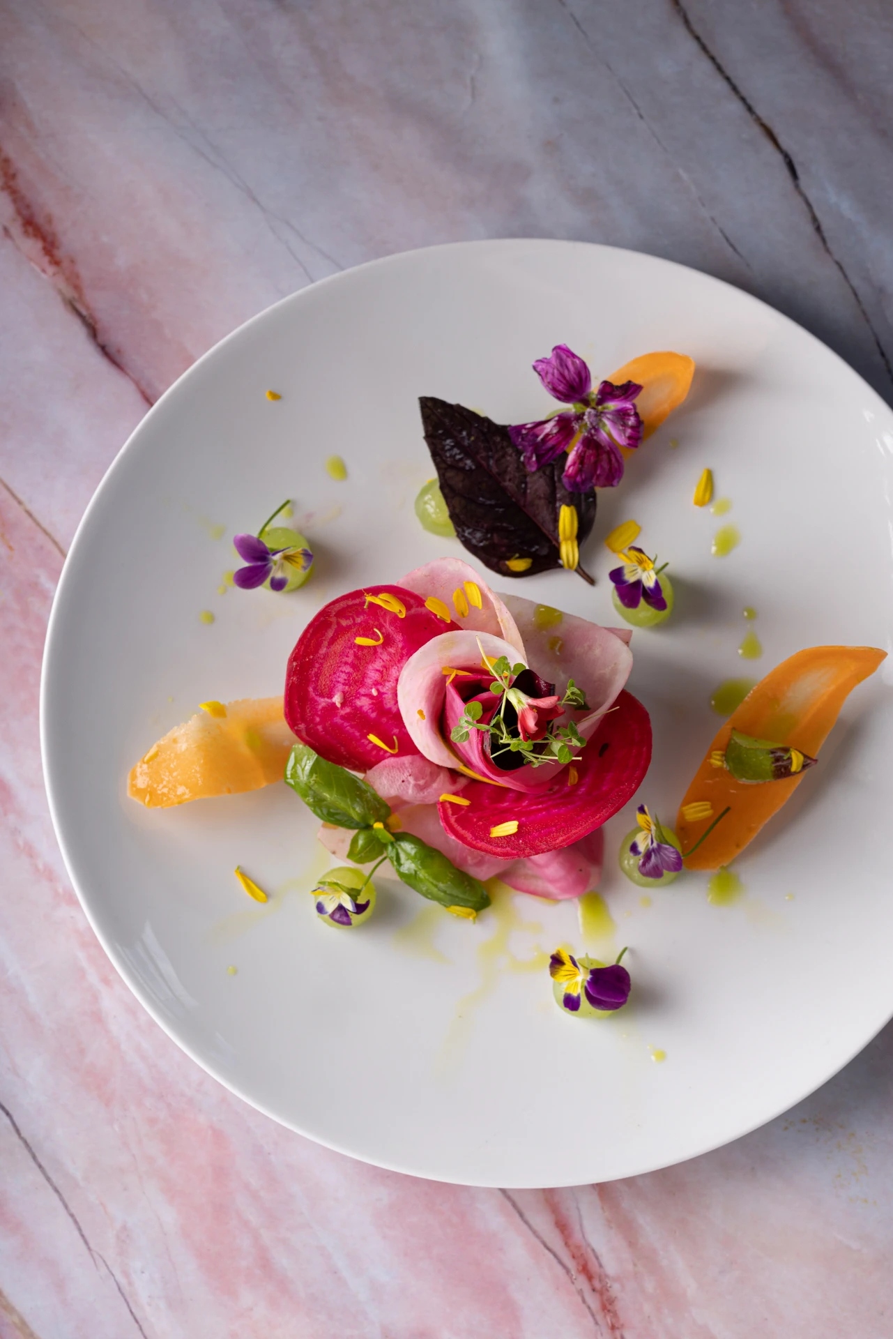 Entrée gastronomique aux asperges et fleurs comestibles