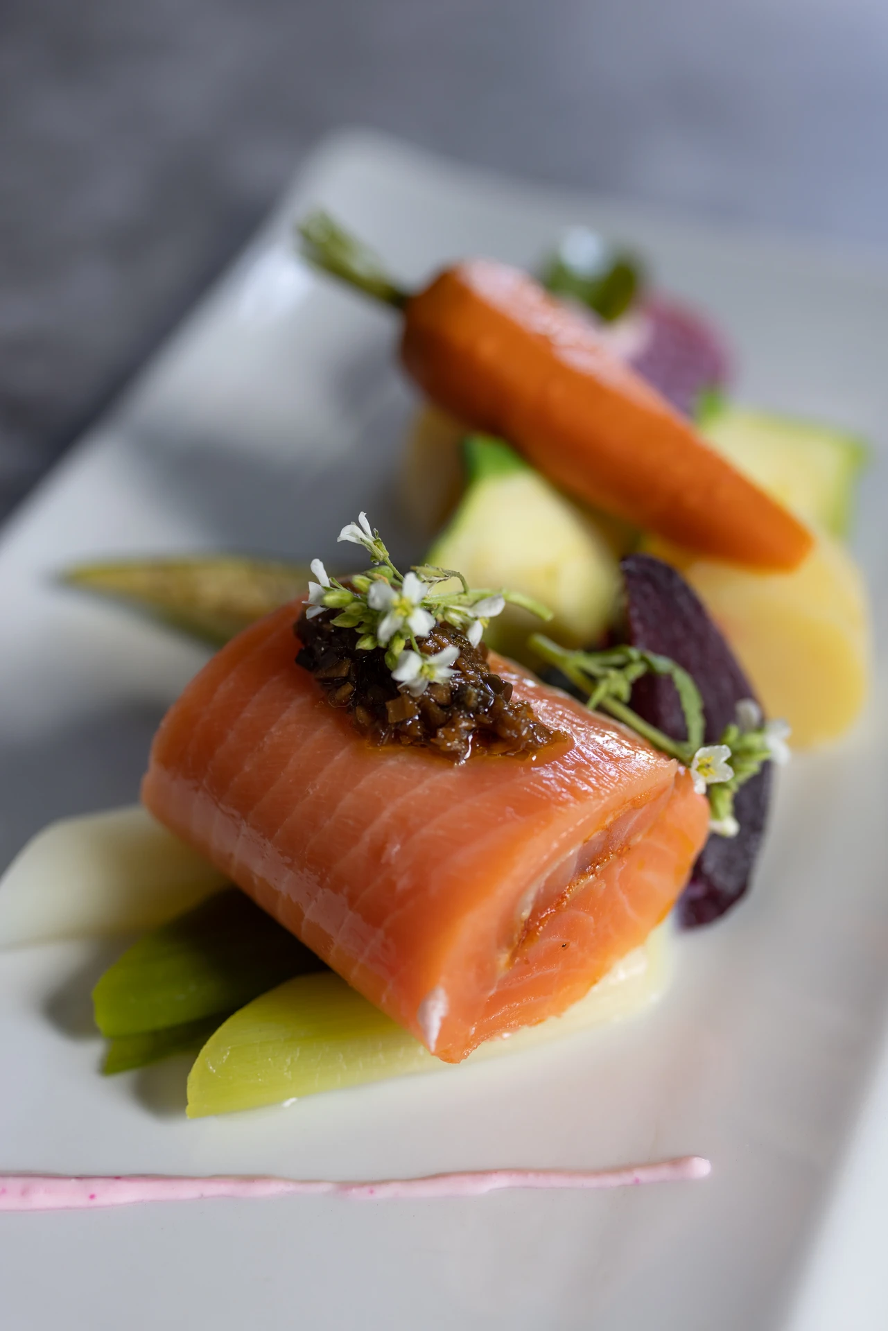 Entrée gastronomique aux asperges et fleurs comestibles