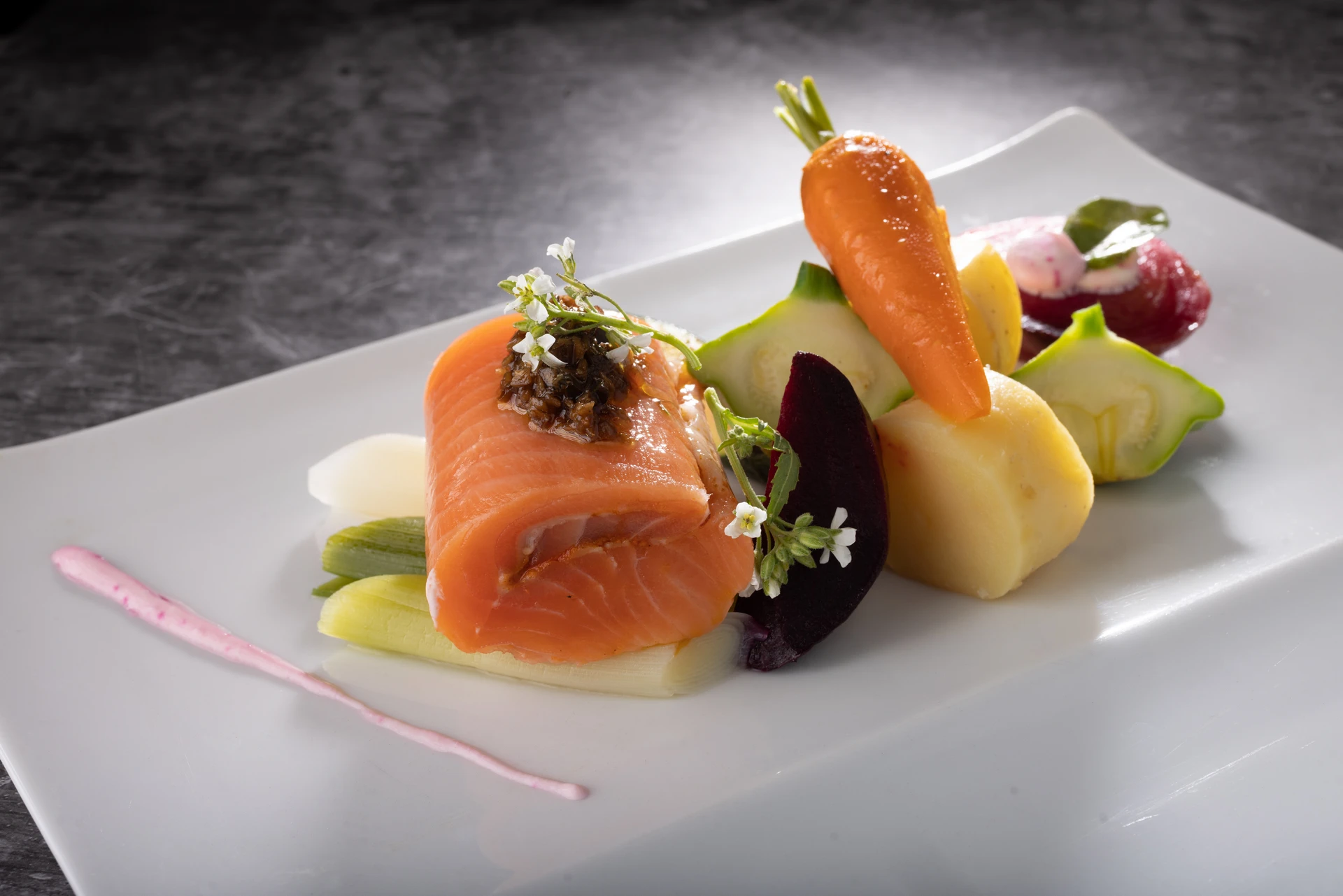 Marc Cordy, chef à domicile en Aveyron préparant un repas gastronomique