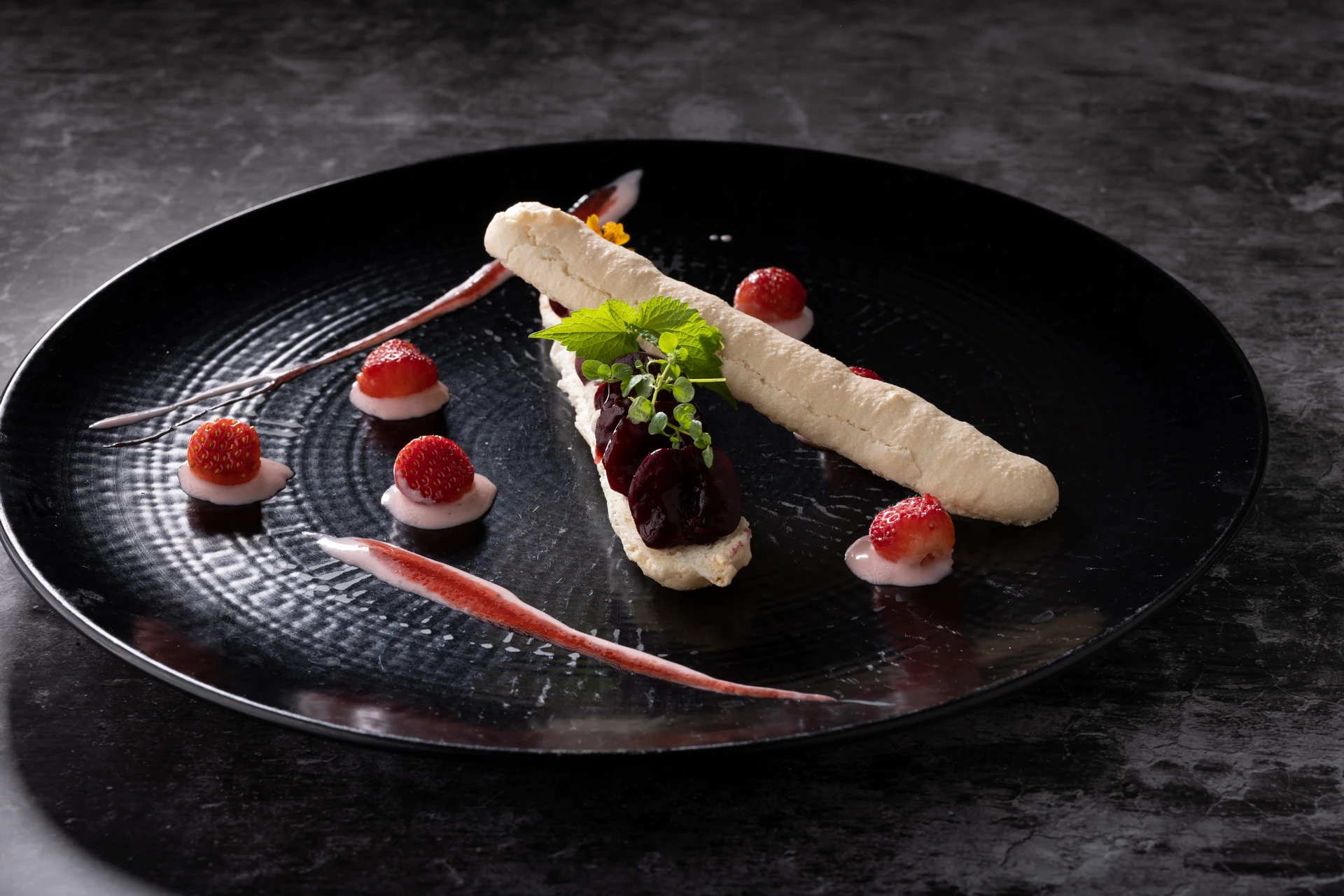 Entrée gastronomique aux asperges et fleurs comestibles