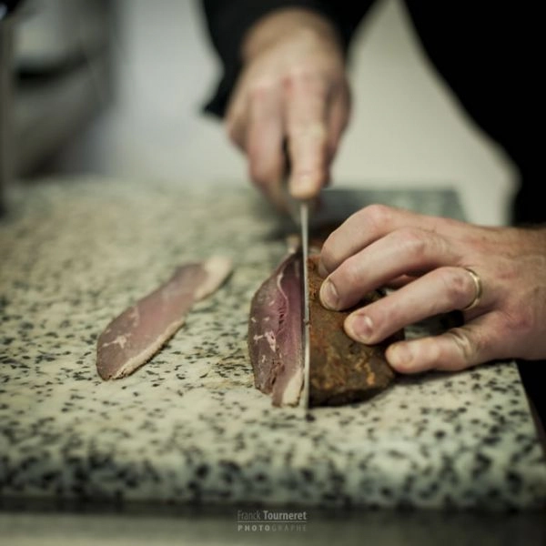 Entrée gastronomique aux asperges et fleurs comestibles