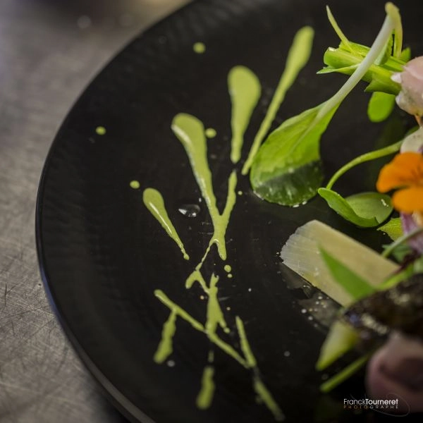 Entrée gastronomique aux asperges et fleurs comestibles