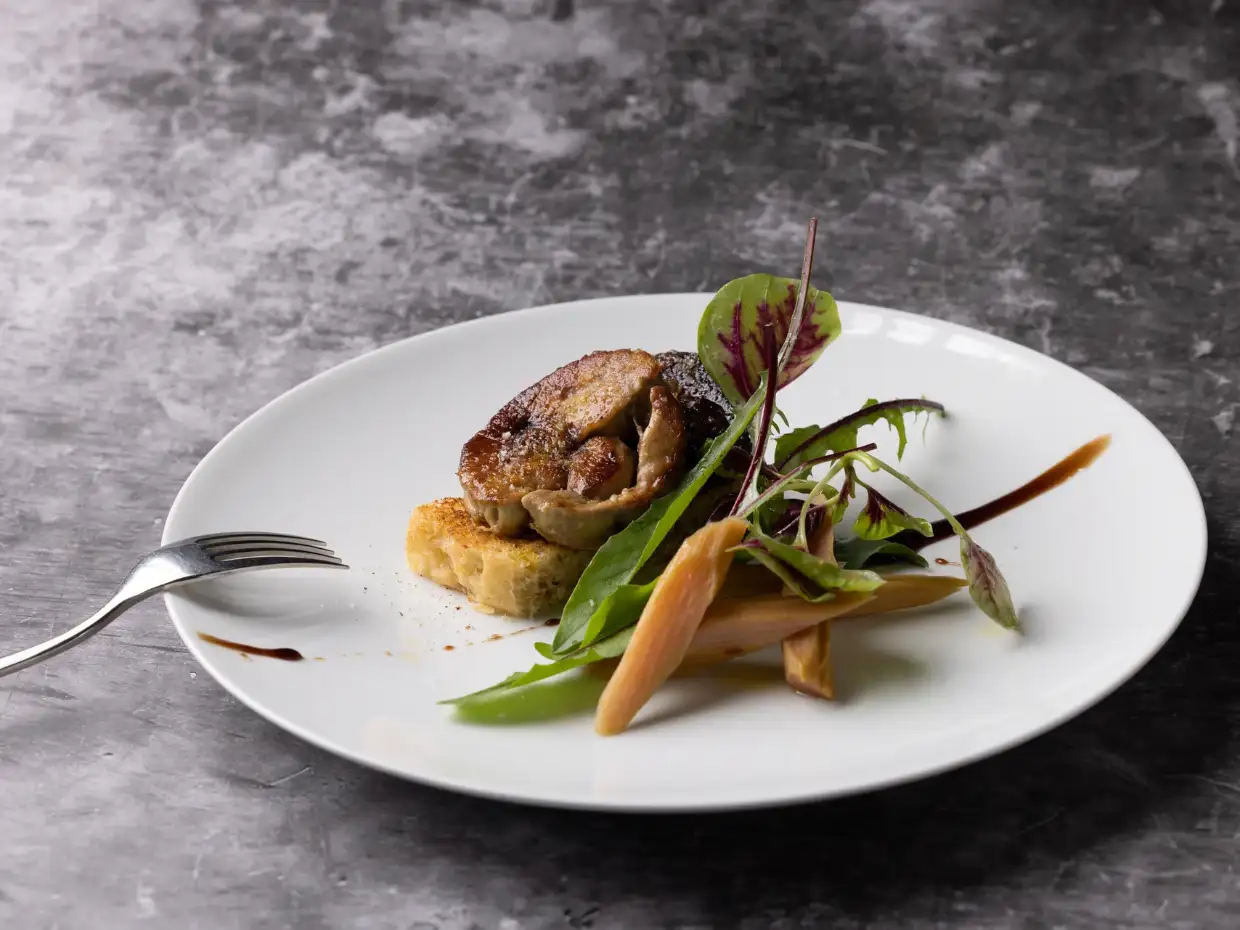 Entrée gastronomique aux asperges et fleurs comestibles